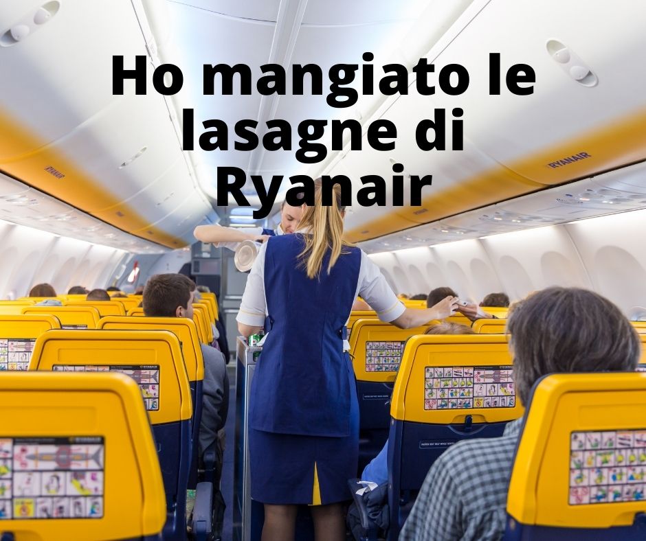 Interno cabina Ryanair nel momento del servizio a bordo