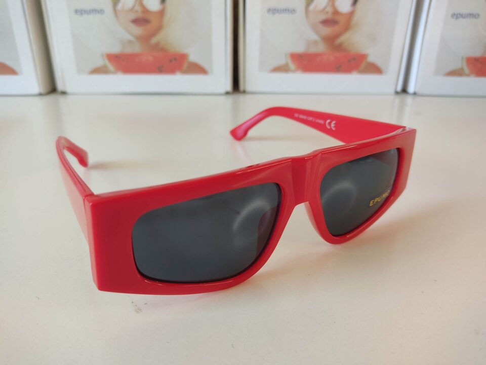 occhiali vintage rossi per le ore centrali del giorno