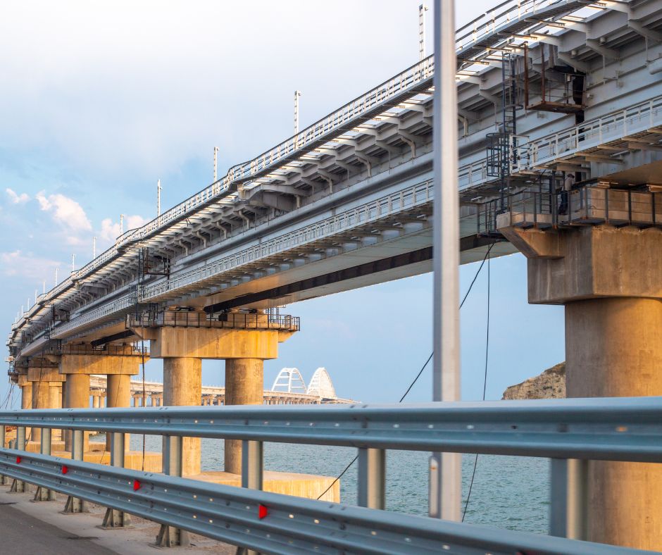ponti paralleli che collegano Crimea e Russia