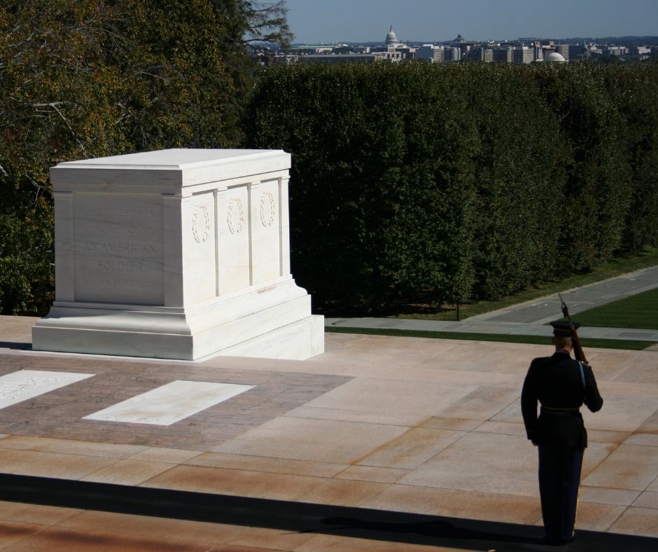 Il monumento al milite ignoto nel Cimitero di Arlington e sullo sfondo si vede la cupola del Campidoglio di Washington