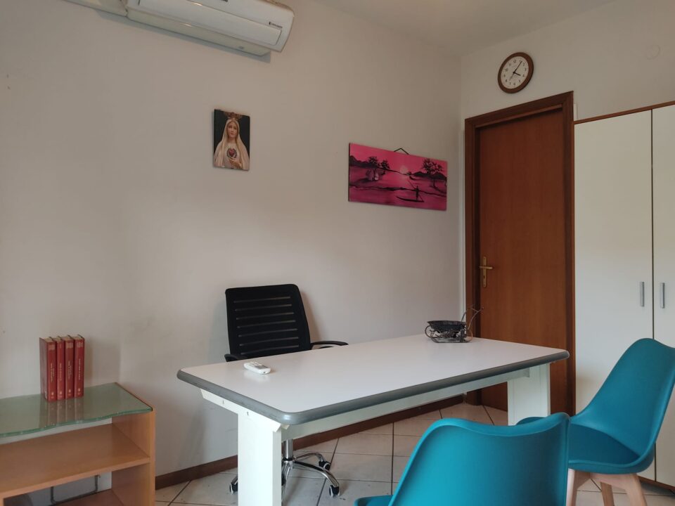 Uno degli ambienti dell'ufficio a due stanze del centro Ufficio Top arredato di Catania